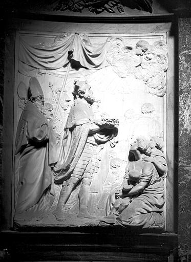 Dessus de la porte de la chapelle, bas-relief en marbre