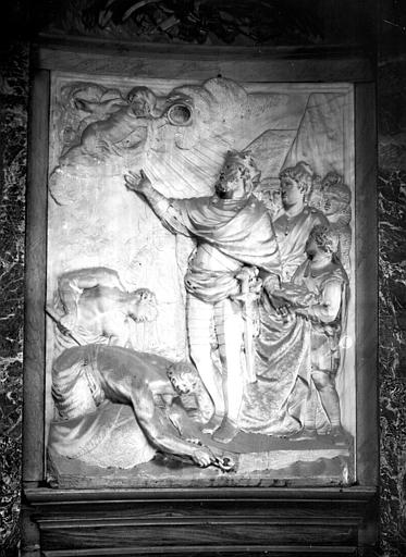 Dessus de la porte de la chapelle, bas-relief en marbre