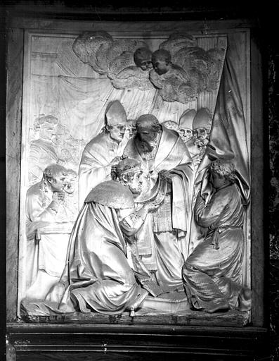 Dessus de la porte de la chapelle, bas-relief en marbre