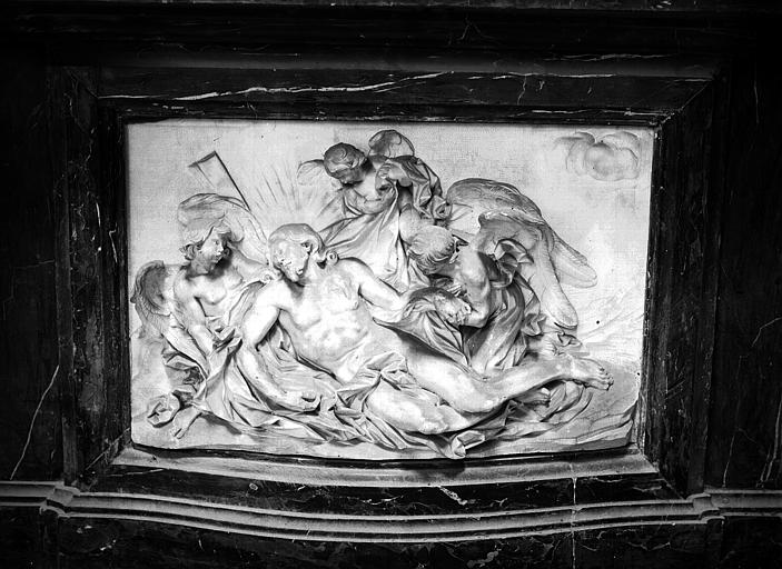 Chapelle : Christ mort adoré par les anges, bas-relief en marbre du tombeau d'autel