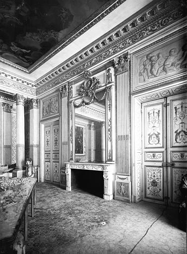 Rez-de-chaussée, grand salon Doré : ensemble vers la cheminée, époque Louis XVI