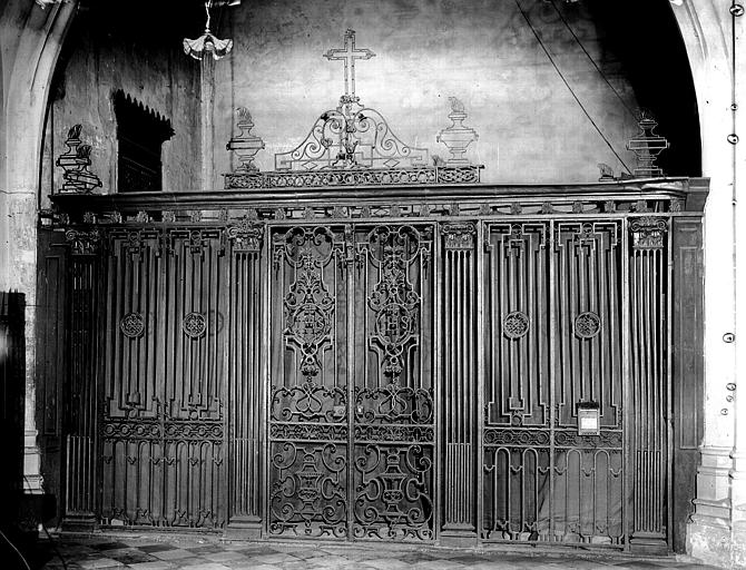 Première chapelle latérale nord : grille en fer forgé