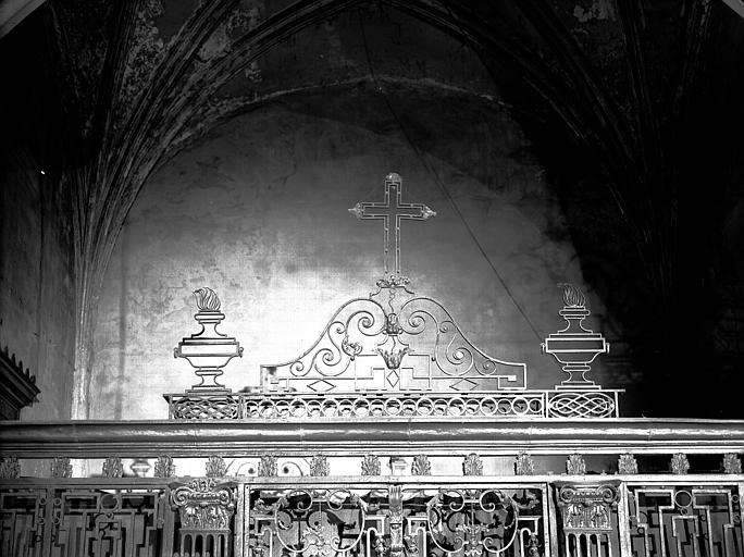 Première chapelle latérale nord : fronton de la grille en fer forgé