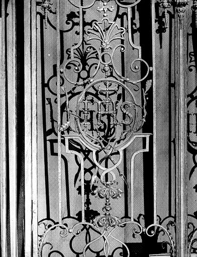 Première chapelle latérale nord : grille, motif central d'un vantail de la porte