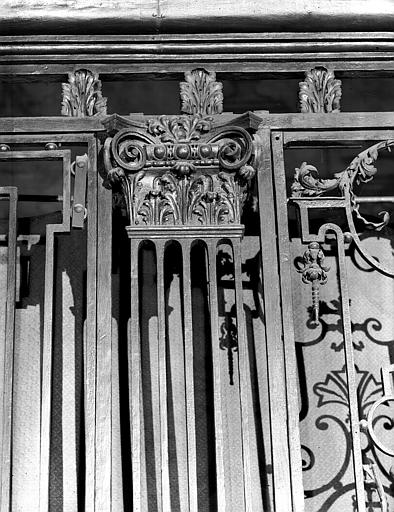 Première chapelle latérale nord : détail de la grille en fer forgé