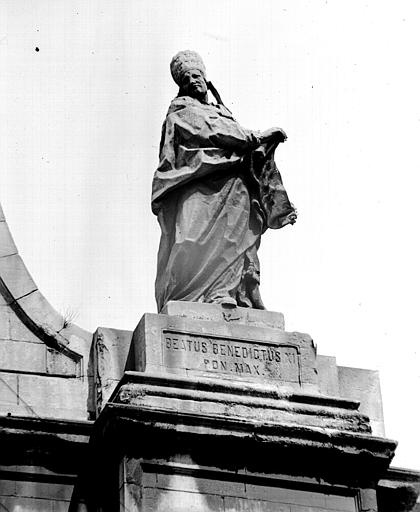 Statue en pierre de Benoît XI