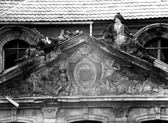 Fronton sur cour