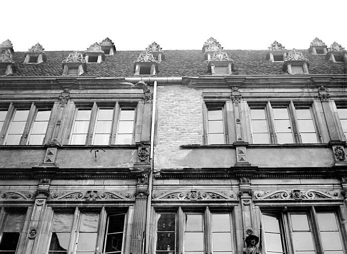 Façade de la maison avec sculptures et statues