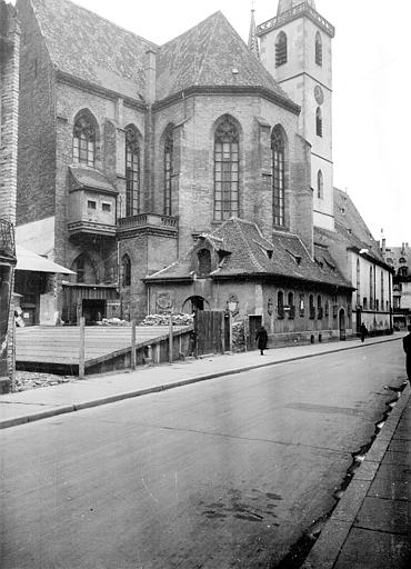 Abside, bras sud du transept, clocher et temple protestant mitoyen