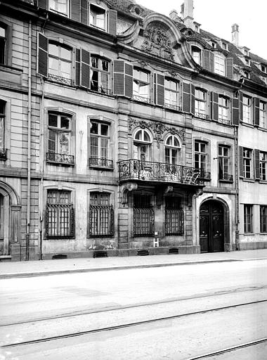 Façade : grilles aux fenêtres, balcon en fer forgé