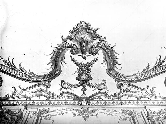 Salon de l'Assemblée : cartouche central, dessus de corniche