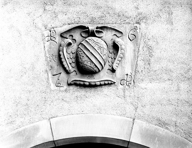 Porte de la cour intérieure des Maréchaux : écusson