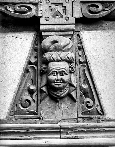 Cour des Maréchaux : bas de pilastre, poutrage sculpté