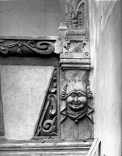 Cour des Maréchaux : bas de pilastre, poutrage sculpté