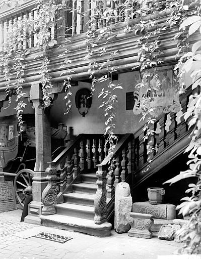 Escalier vu du porche d'entrée