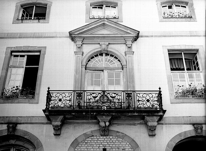 Bâtiment administratif : balcon et fenêtre