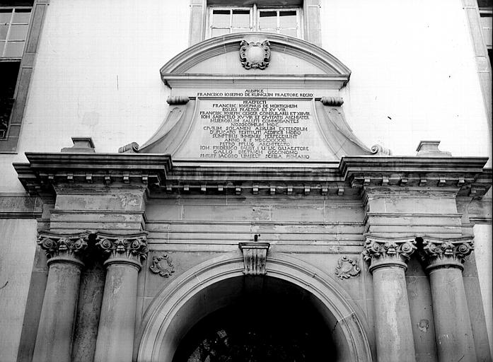 Bâtiment médical C : chapiteau et fronton du portail du bâtiment principal