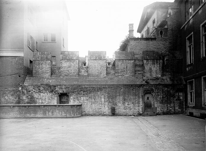 Ancien mur d'enceinte de la ville, cour de l'école Sainte-Madeleine