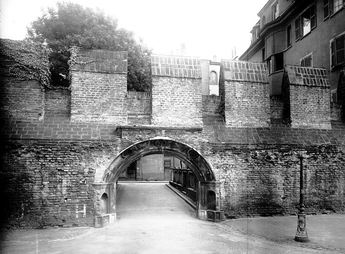 Portail Renaissance provenant de l'hôtel démoli en 1910