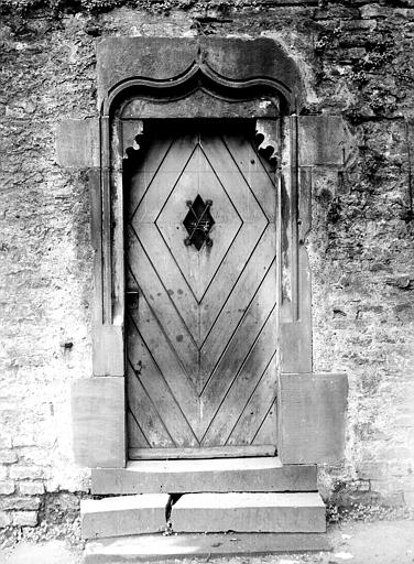 Petite porte de l'ancien mur d'enceinte, cour de l'école