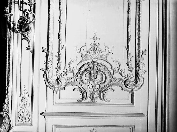 Salon de l'Assemblée : motif décoratif de la fenêtre, détail de boiseries