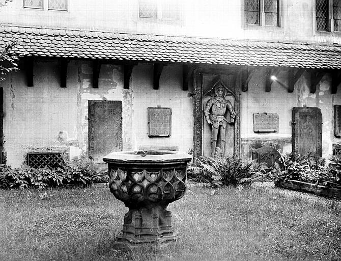 Jardin dit Cour du Cerf : ensemble, potiche et chevalier