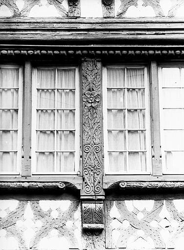 Jardin dit Cour du Cerf, maison à poutre dans la cour provenant du 7 rue d'Or : poutre décorée, premier étage