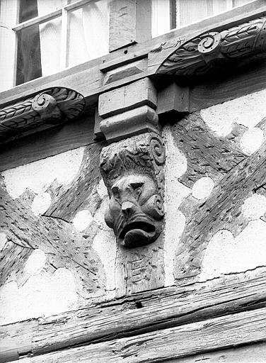 Jardin dit Cour du Cerf, maison à poutre dans la cour provenant du 7 rue d'Or : masque et console