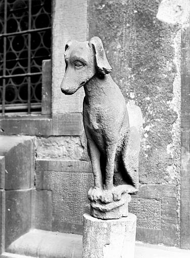 Chien en pierre à l'extérieur