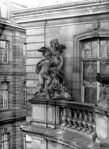 Terrasse : groupe sculpté d'enfants