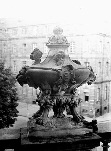 Terrasse : vase orné de têtes et pattes de lion