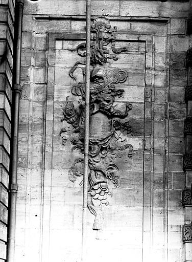 Extérieur : bas-relief, motif décoratif gauche