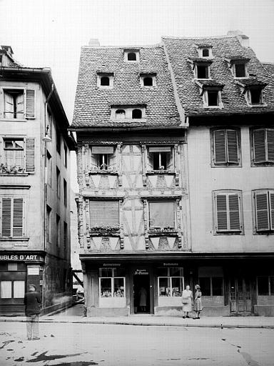 Façade de l'ensemble de la maison à poutrage