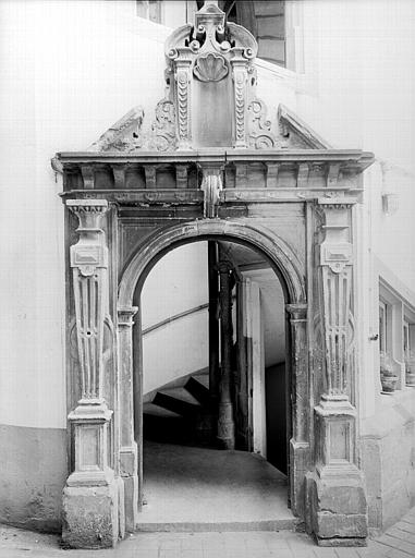 Cour intérieur : porte d'escalier gothique