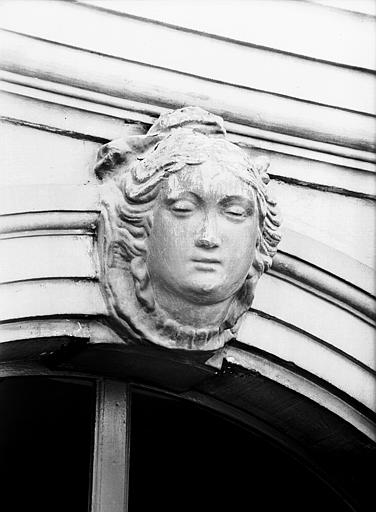 Façade du premier étage : mascaron de la fenêtre