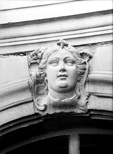 Façade du premier étage : mascaron de la fenêtre