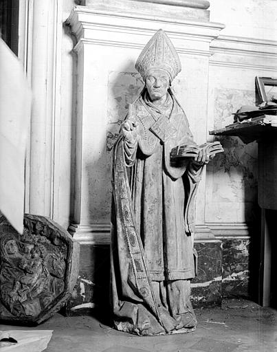 Statue en pierre d'évêque, située dans la chapelle