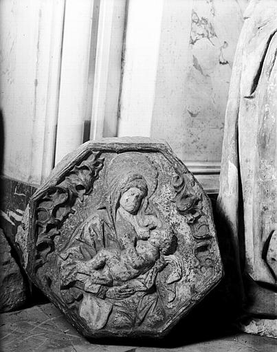 Clef de voûte, bas-relief : Vierge allaitant