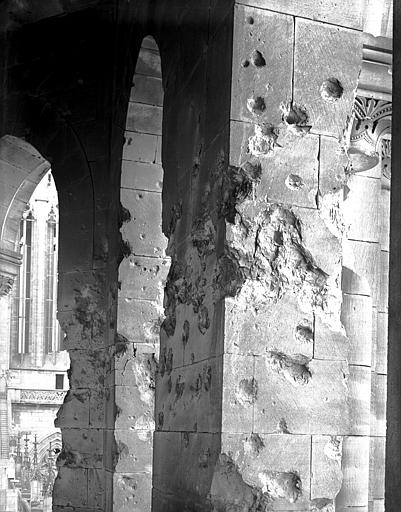 Carré du transept : arcades mutilées du clocher