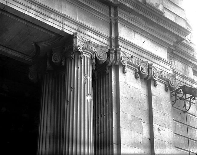 Entrée dans la cour : colonnes, pilastres et chapiteau