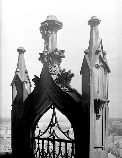 Escalier des tours, côté est : haut de porte grillagé