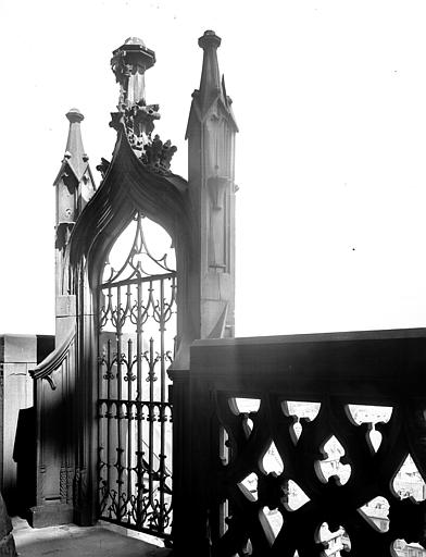 Escalier des tours, côté est : porte grillagée