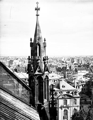 Clocheton et vue sur le Palais de Rohan