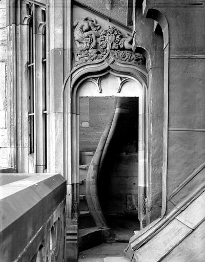 Petite porte donnant sur l'escalier à vis