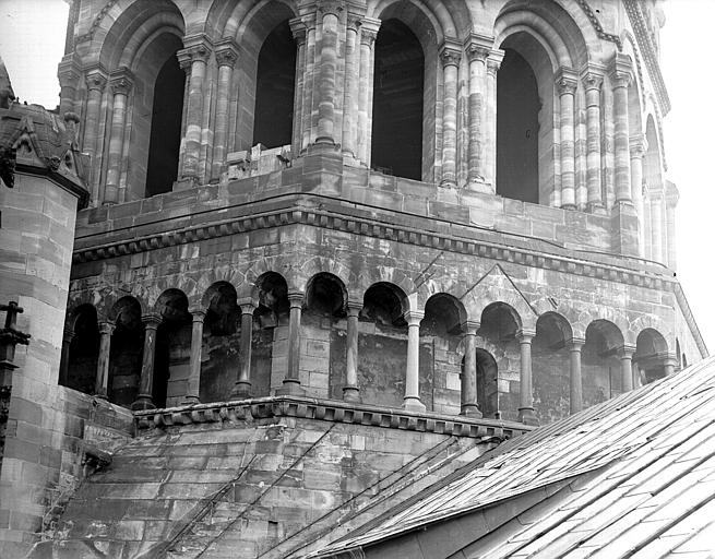 Carré du transept : colonnade romane de la coupole