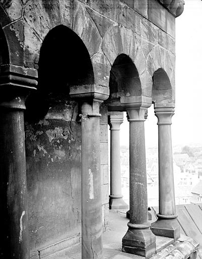 Croisée du transept : colonnade romane de la coupole