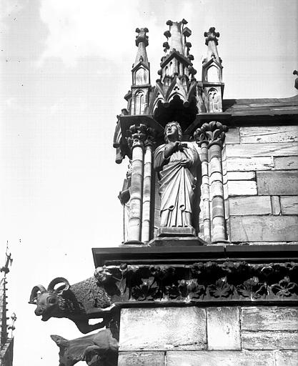 Saint dans une niche et deux animaux (bouc et âne)