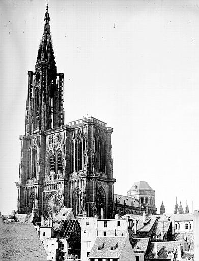 Vue d'ensemble de la cathédrale et vieilles maisons