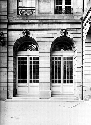 Cour intérieure : deux portes