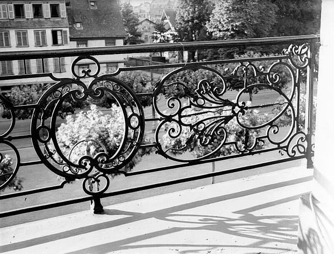 Garde-corps en fer forgé du balcon du premier étage